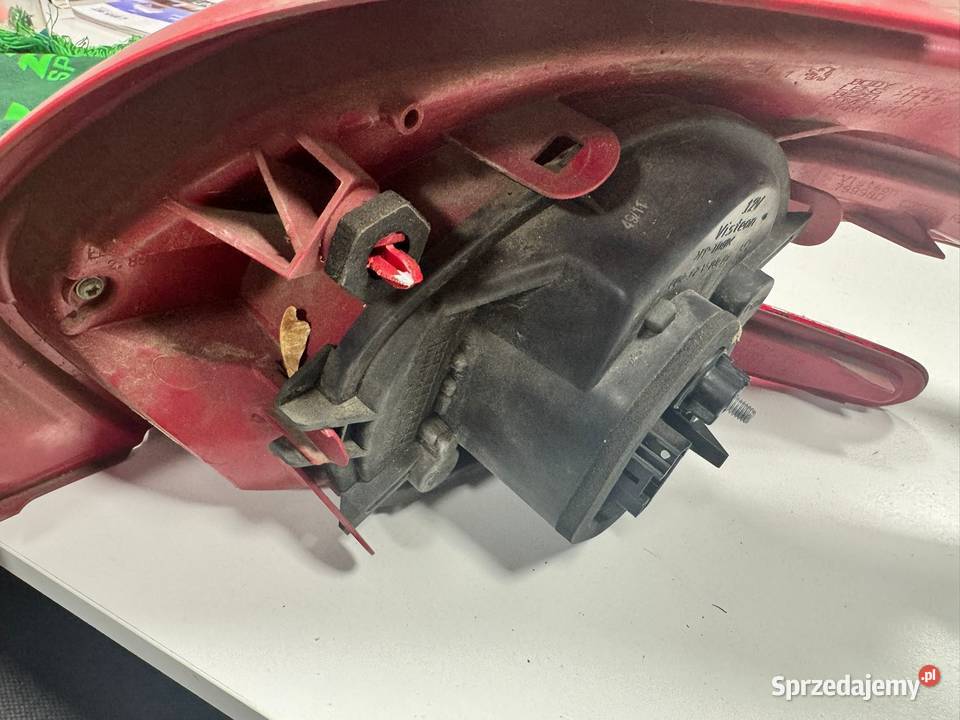 Peugeot 208 2013 lampa lewy tył 967262828201 Turek