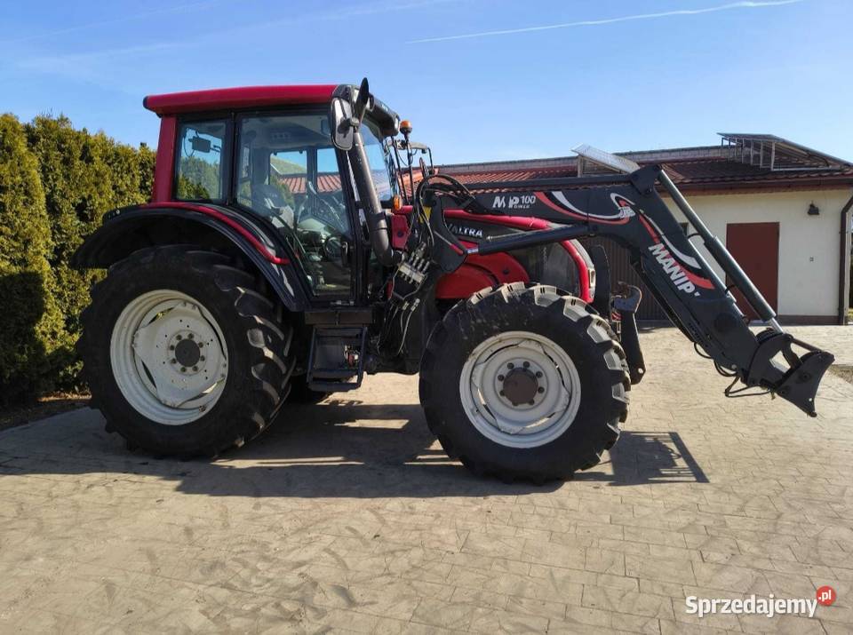 Valtra N101 z tuzem i ładowaczem Valtra Grabów Szlachecki
