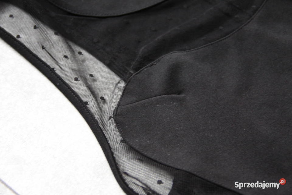 Czarna sukienka z wstawką z tkaniny plumeti Chorzów