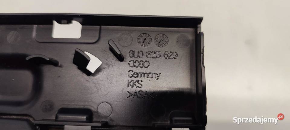 AUDI Q3 8U OSŁONA ZAWIASU MASKI LEWA 8U0823629 osobowe