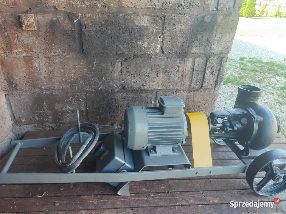 Stara pompa do wody z 1978 r Dulcza Wielka