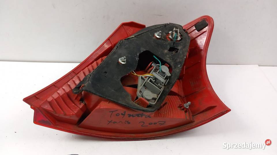 TOYOTA YARIS II HB LAMPA TYŁ LEWY Zbierkowo