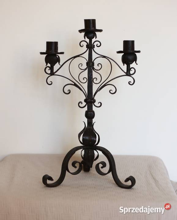 Stary świecznik kuty metalowy żeliwny zdobiony