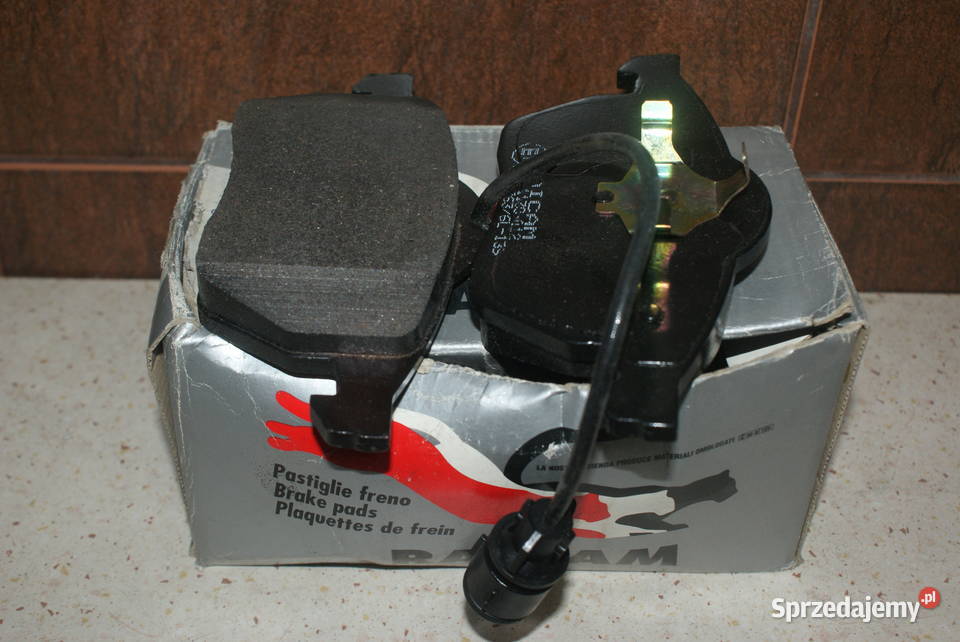 KLOCKI HAMULC AUDI 100A6 Z CZUJ Zestaw klocków Pozostałe Białobrzegi