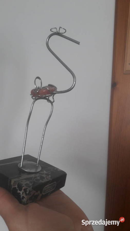Metalowy ptak z kamykiem 21 metaloplastyka