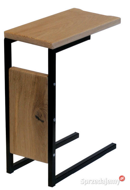 Mały niski stolik obruceniu służy jako taboret Warszawa