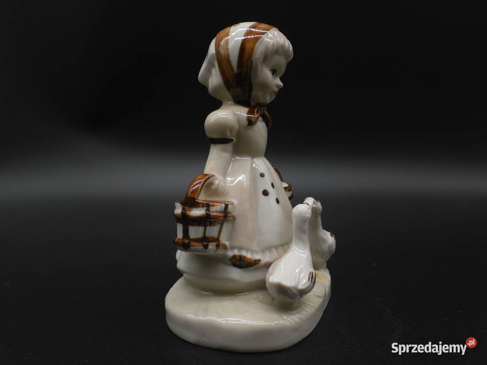 Ceramiczna figurka przedstawiająca dziewczynę z Raszków