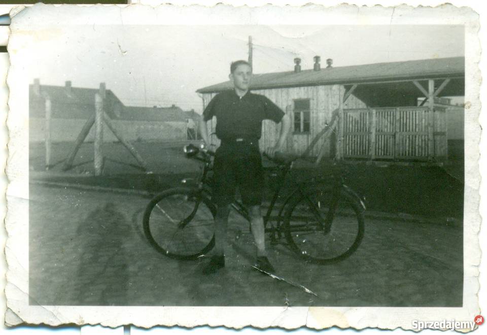 Zdjęcie fotografia rower chłopiec obóz baraki