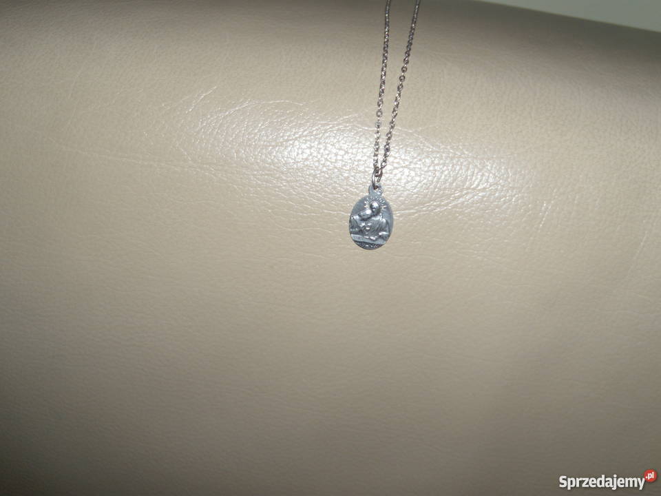 Srebrna zawieszka z Matką Boską na srebrnym