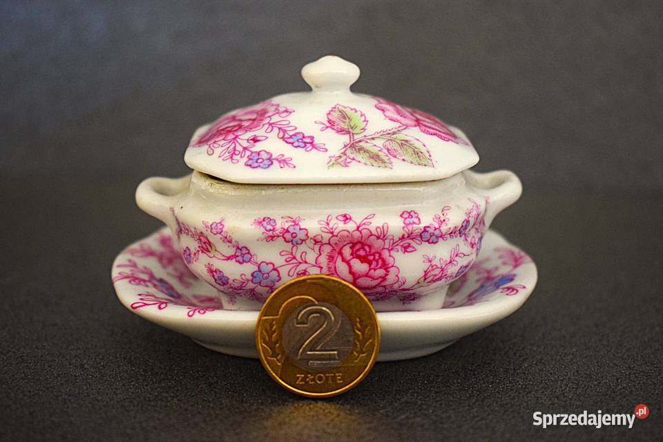 Porcelanowa miniaturka wazy z talerzykiem