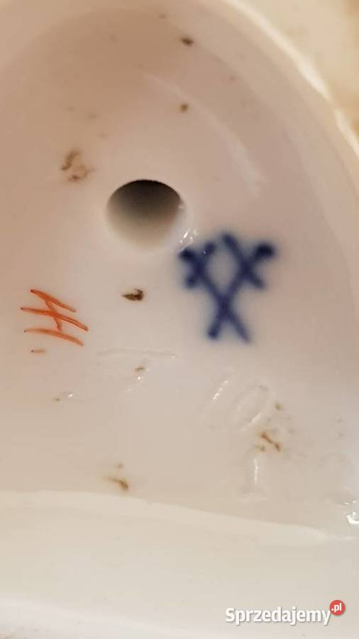 Figurka porcelanowa Putto z dewizką Miśnia Orneta