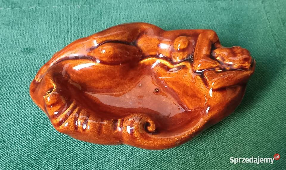 Ceramiczna popielnica z PRL akt kobiety Zbylitowska Góra