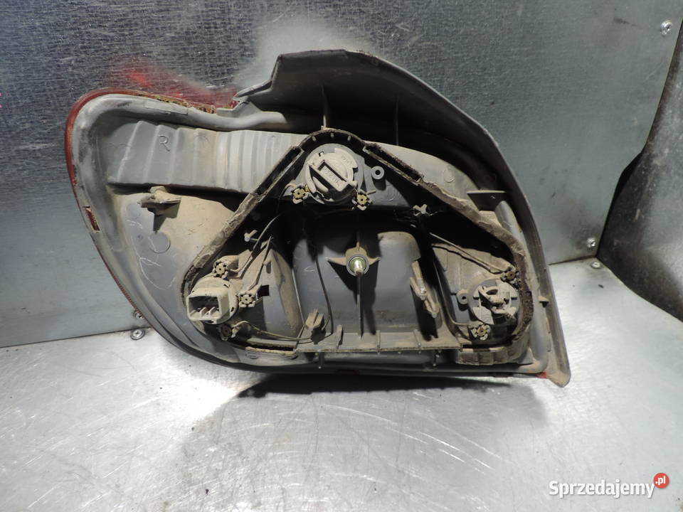 TOYOTA YARIS I LAMPA PRAWA TYLNA