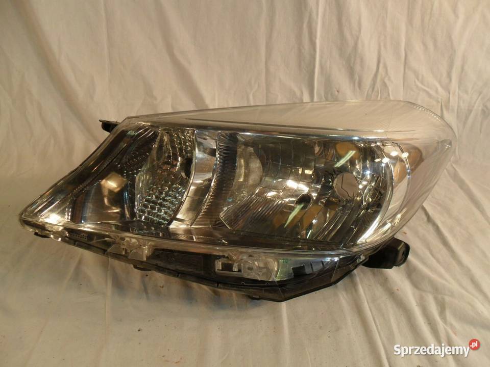 Toyota Yaris III 3 reflektor lewy przedni lampa