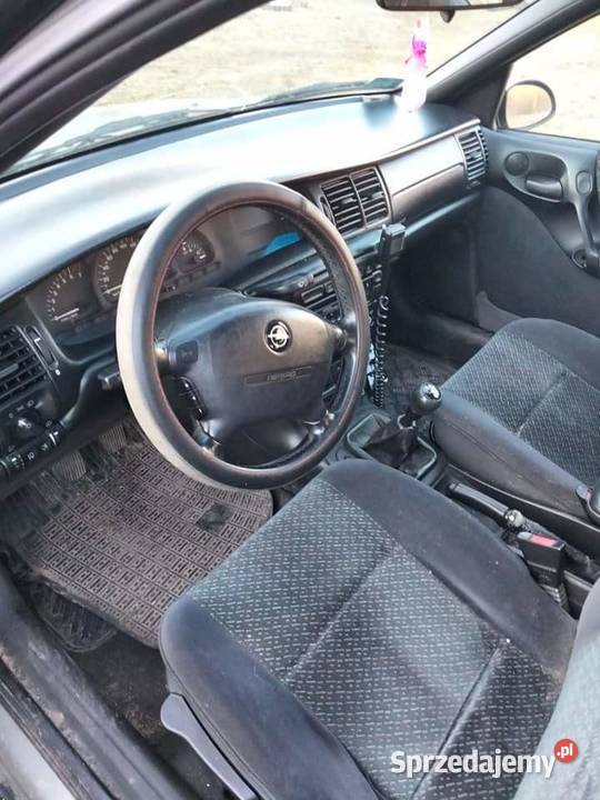 Opel Vectra B 18 16v na części gazem drzwi Sawin
