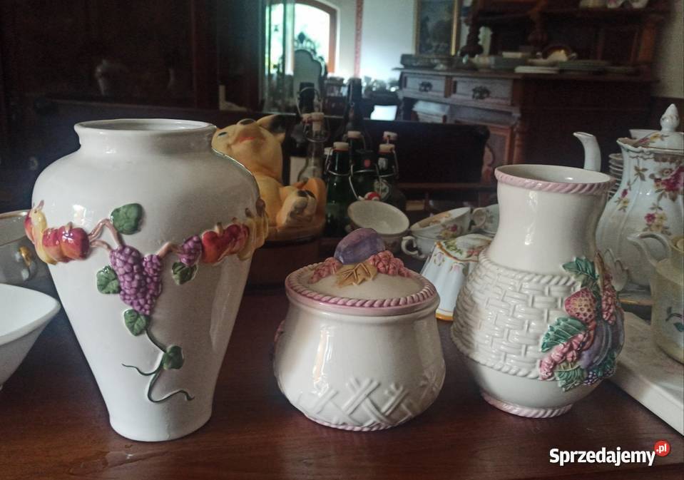 Pojemnik z truskawkami i śliwkami