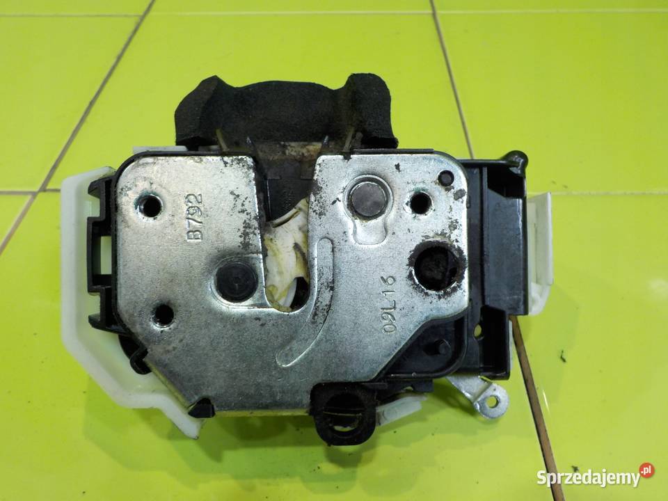 OPEL COMBO D 16r zamek drzwi bocznych tyl Suków