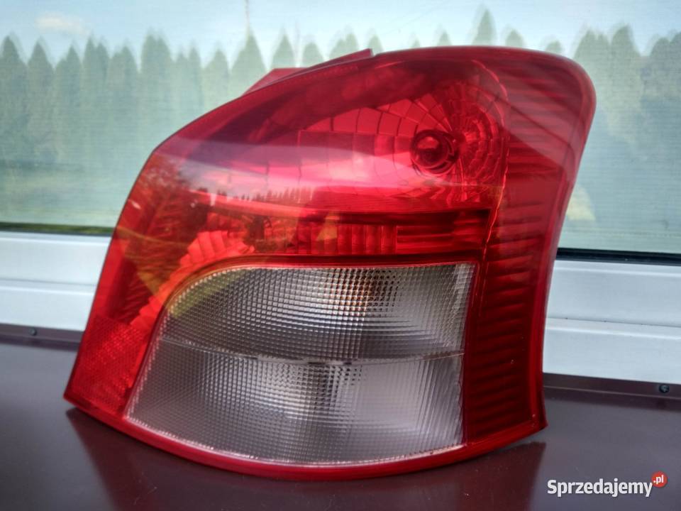 Toyota Yaris II 2 lampa tył tylna prawa wkład osobowe Sieradz