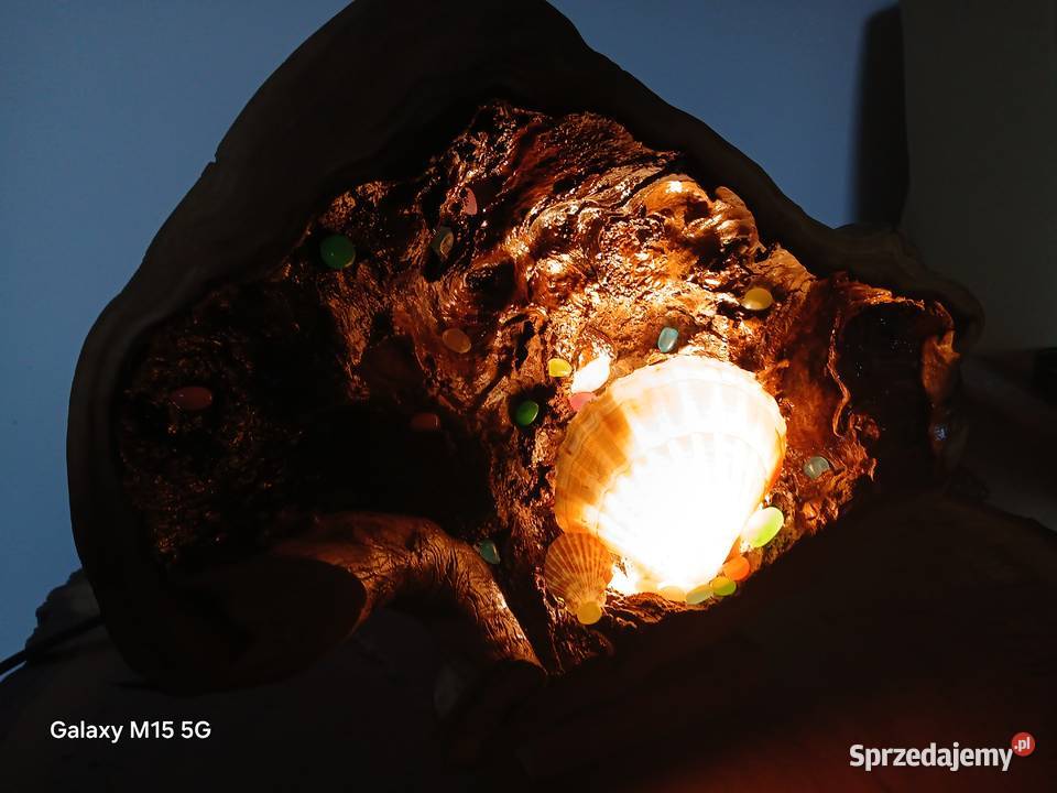 Ozdobna lampa z drewna i muszli unikalna Skawina