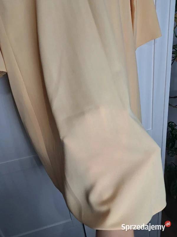 Sukienka żółta z eleganckim guziczkiem na Trąbki Wielkie