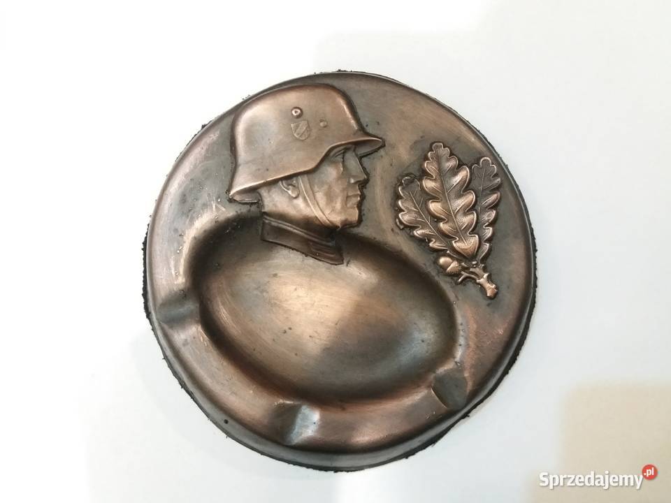 Popielniczka z niemieckim żołnierzem i liśćmi Kraków