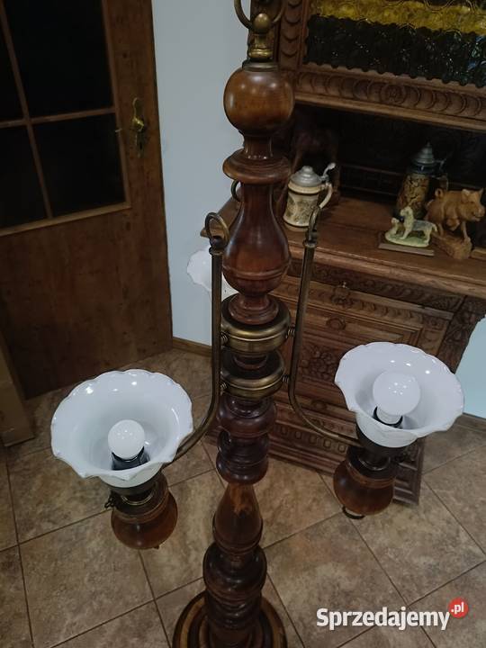 Stara lampa stojąca drewniana z trzema kloszami Lipno