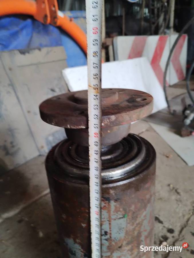 Siłownik wywrotu z rozdzielaczem