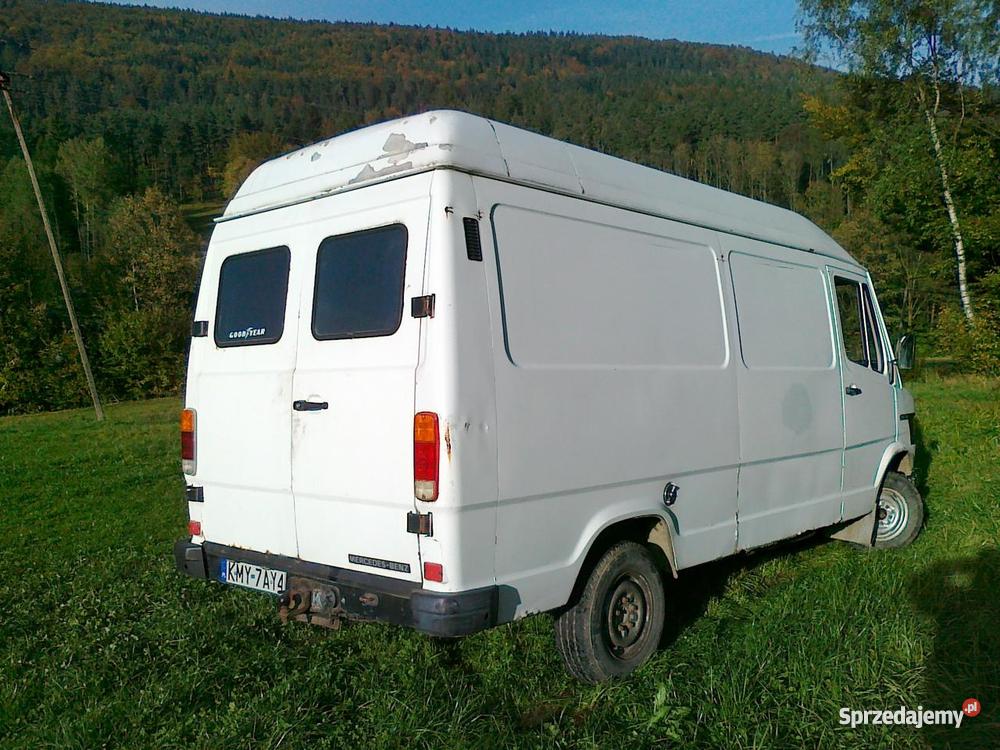 MERCEDESBENZ 207D z GLOBEM