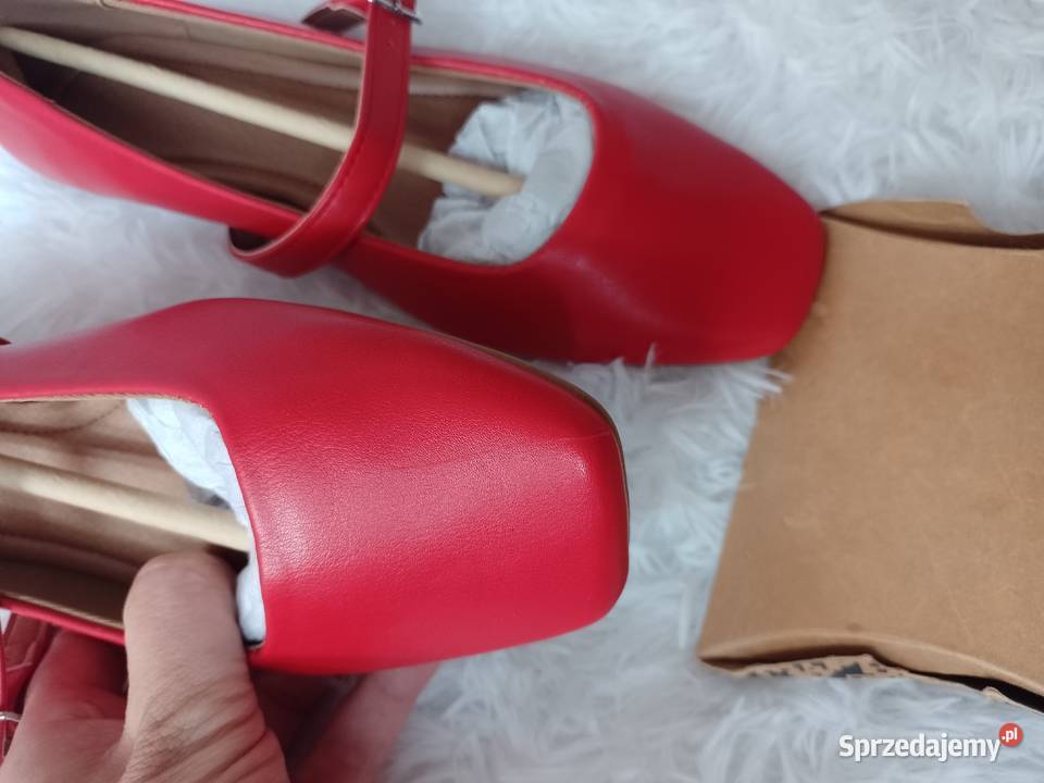 38 ASOS Design Czerwone baleriny z zapięciem z