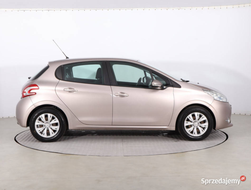 Peugeot 208 12 PureTech różowy