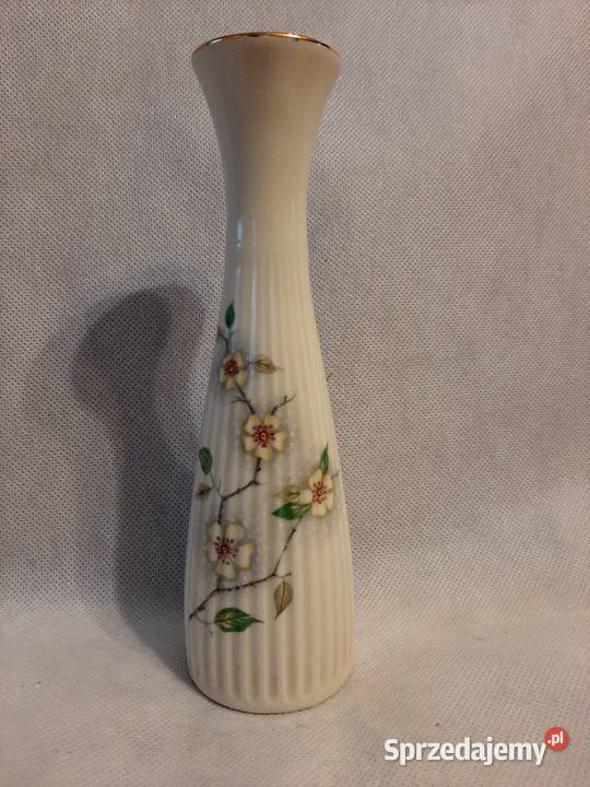 Piękny porcelanowy wazon w kwiaty-sygnowany .