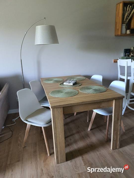 Stół krzesła lampa jako komplet