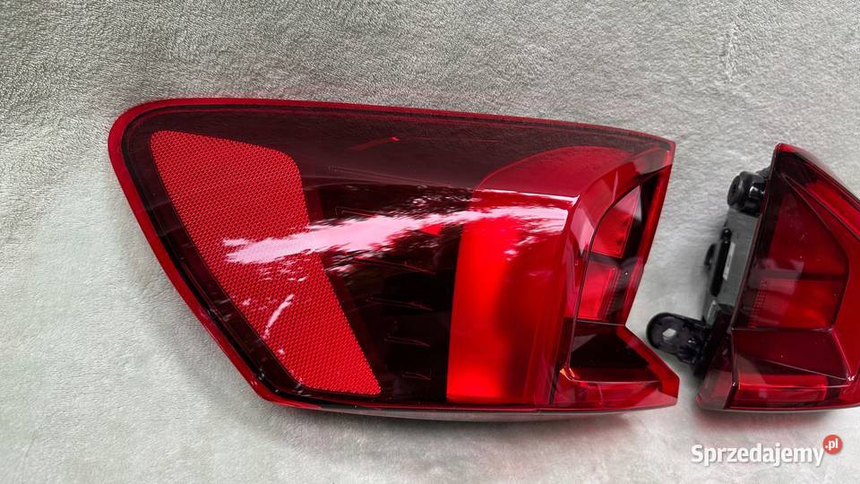 BMW X1 U11 LAMPA PRAWA TYLNA ZWYKŁA W BŁOTNIK