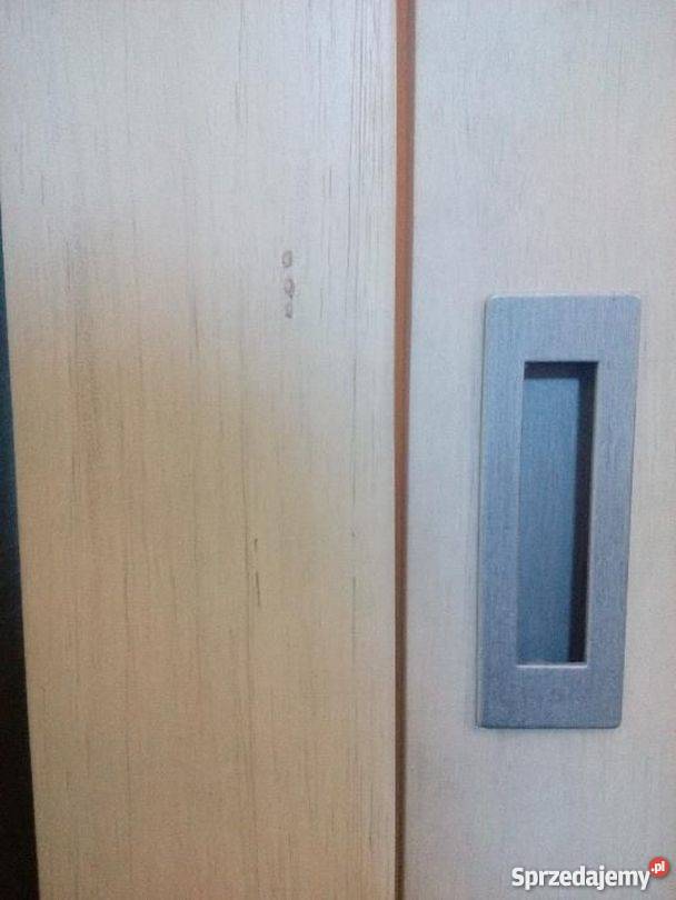 Elegancka witryna biblioteczka z szufladami led