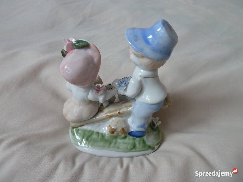 Porcelanowa figurka chłopiec i dziewczynka na Warszawa