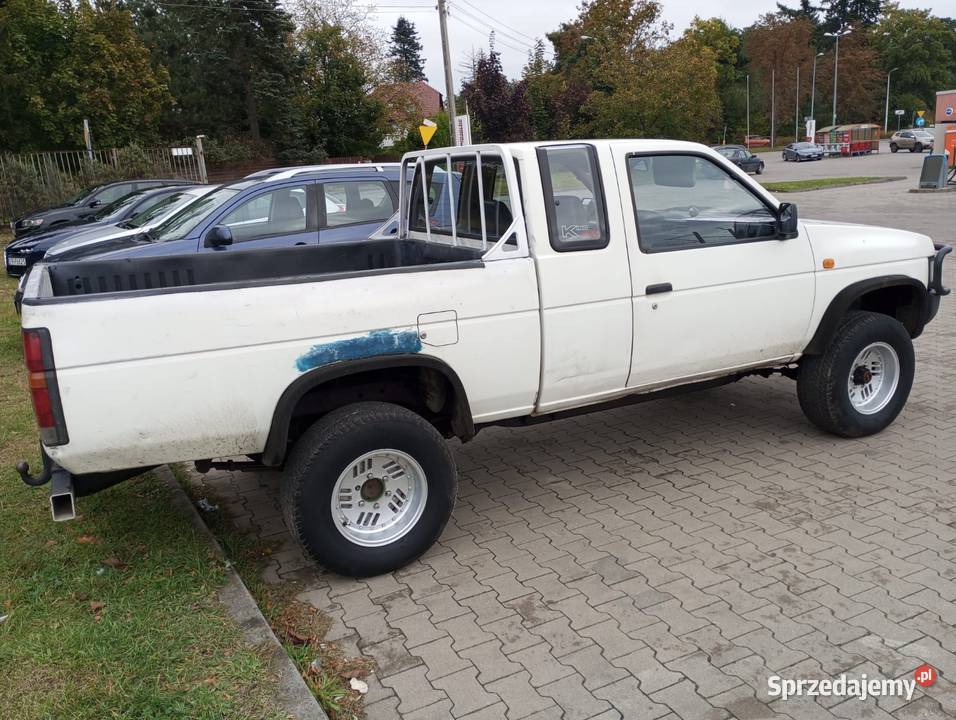 Nissan King kabpikup 4x4 zabytek żółte blachy Wrocław