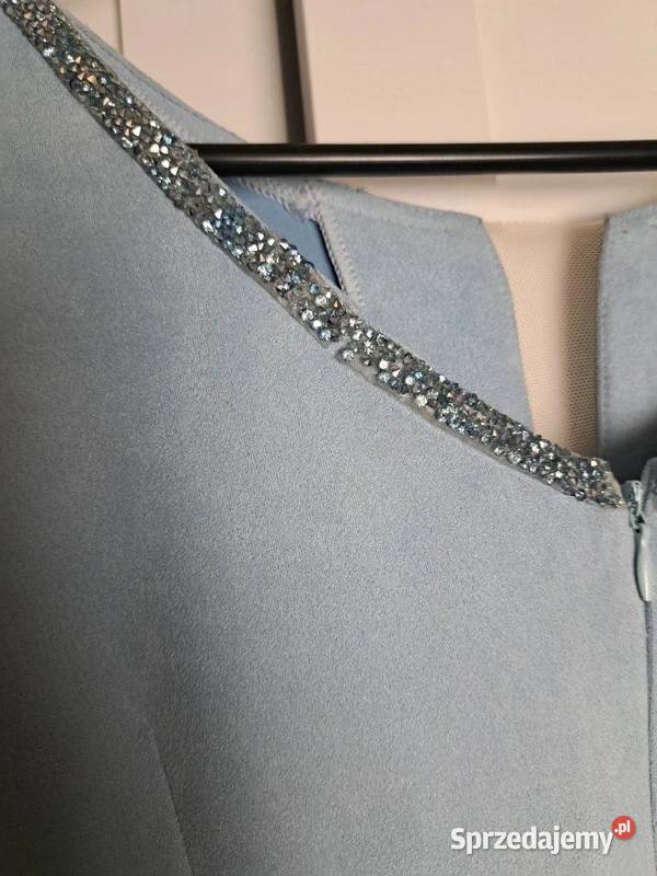 Pastelowa błękitna sukienka z ozdobnym dekoltem Trąbki Wielkie