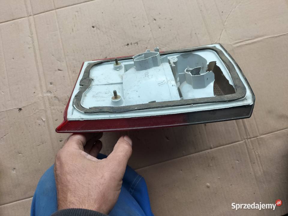 AUDI 80 B4 80B4 SEDAN LAMPA TYŁ TYLNA PRAWA Kamień-Kolonia