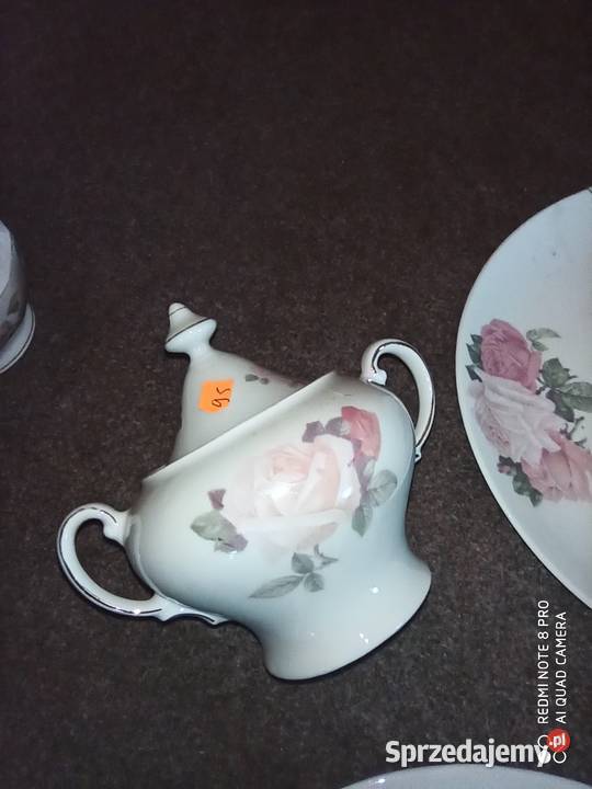 mlecznik KPM Krister z subtelną różą Porcelana i szkło Gdańsk