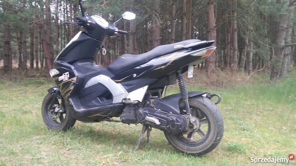 Skuter Faspider F8 dwa czarne kaski Kosorowice