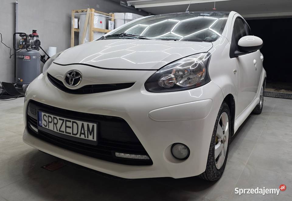 Toyota Aygo piękna biała z czarnym dachem Morawica