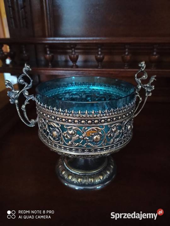 Cukiernica na stopie plater z kobaltowym szkłem