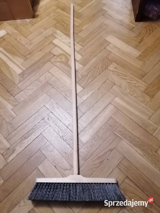 Szczotka na kiju drewnianym