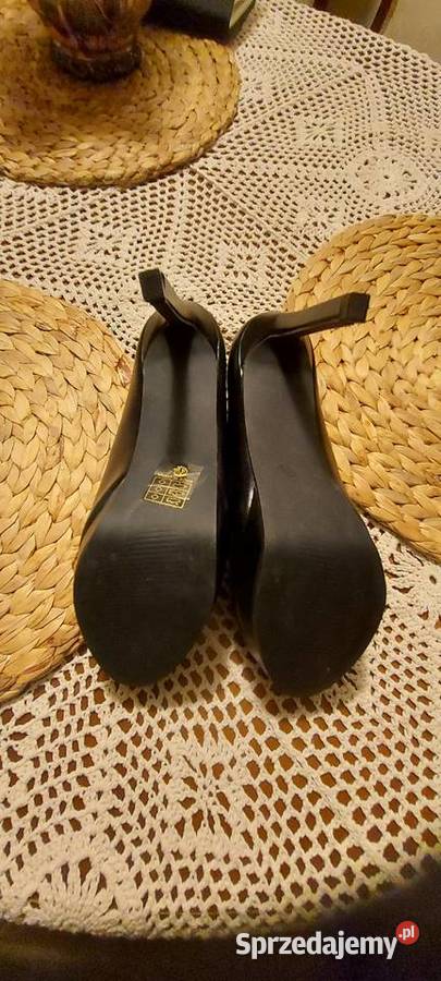 Piękne nowe czarne szpilki