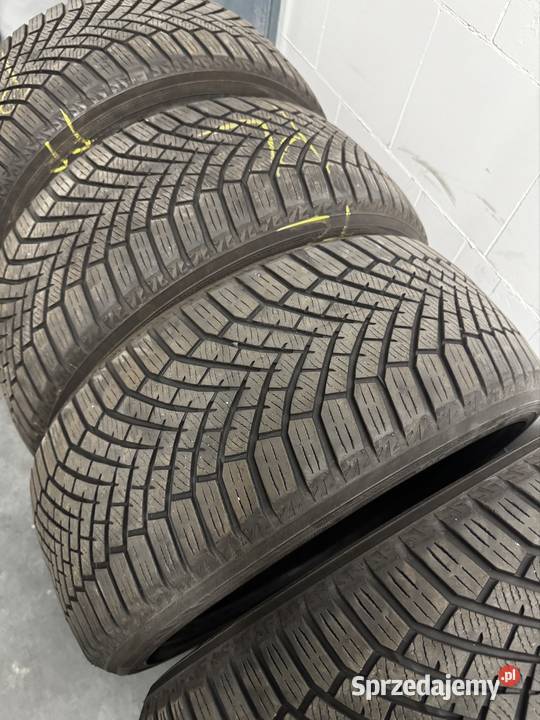 Opony Yokohama BluEarth Vinter V906 22540 R18 225