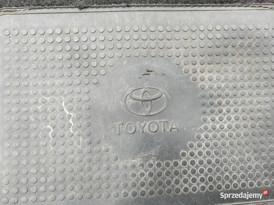 TOYOTA YARIS DYWANIKI SAMOCHODOWE WYCIERACZKI osobowe sprzedam
