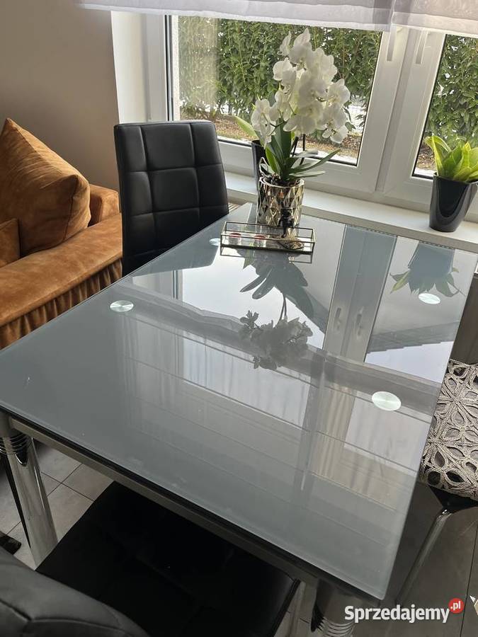 Stół z trzema krzesłami