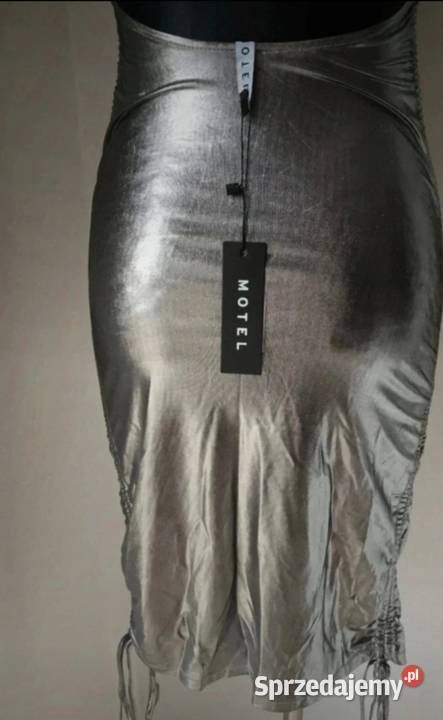 Elegancka sukienka srebna wyeksponowane plecy Krosno