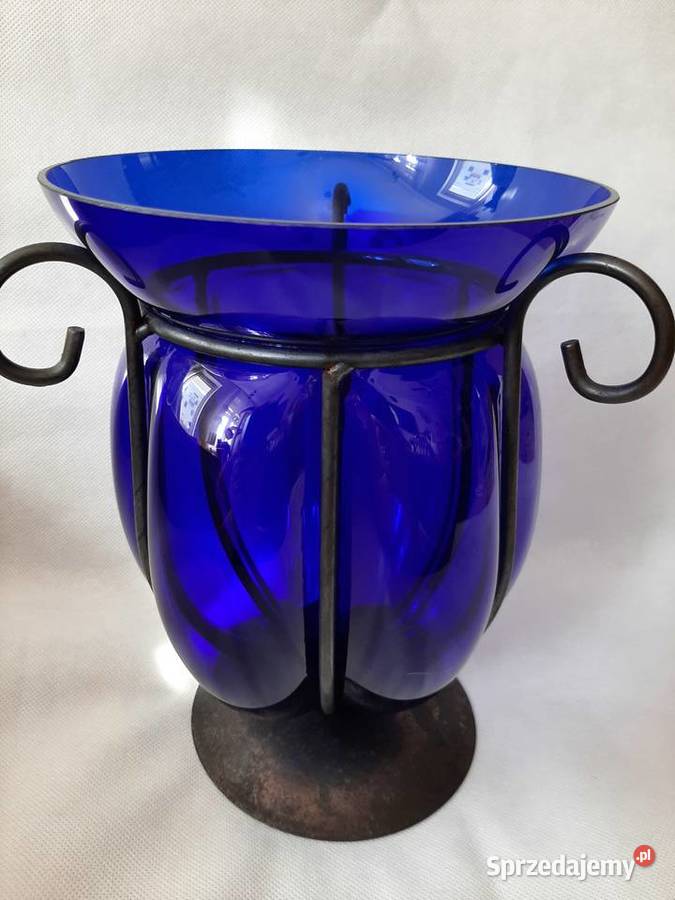 Duży szklany kobaltowy wazon w metalowym oplocie