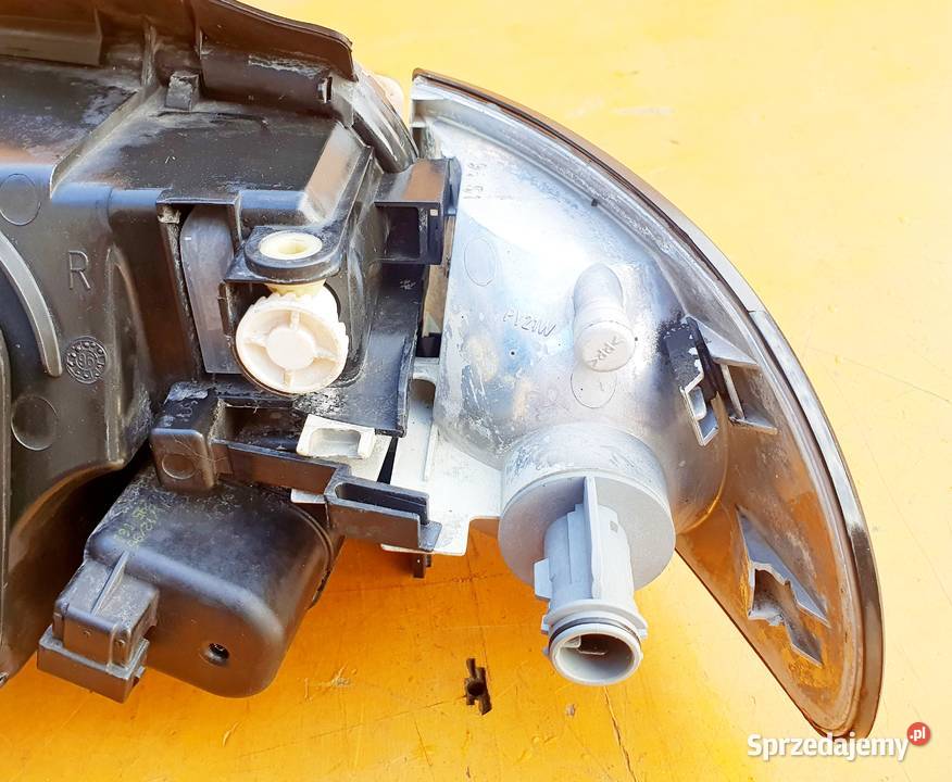 AUDI A4 B5 REFLEKTOR PRAWY ORG 8DO941004A Radom